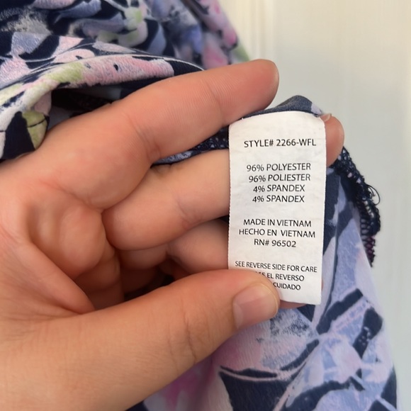 Healing Hands flower scrub top - Picture 4 of 5